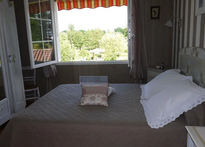 Domaine De La Meniguere بيت ضيافة Saint-Gein